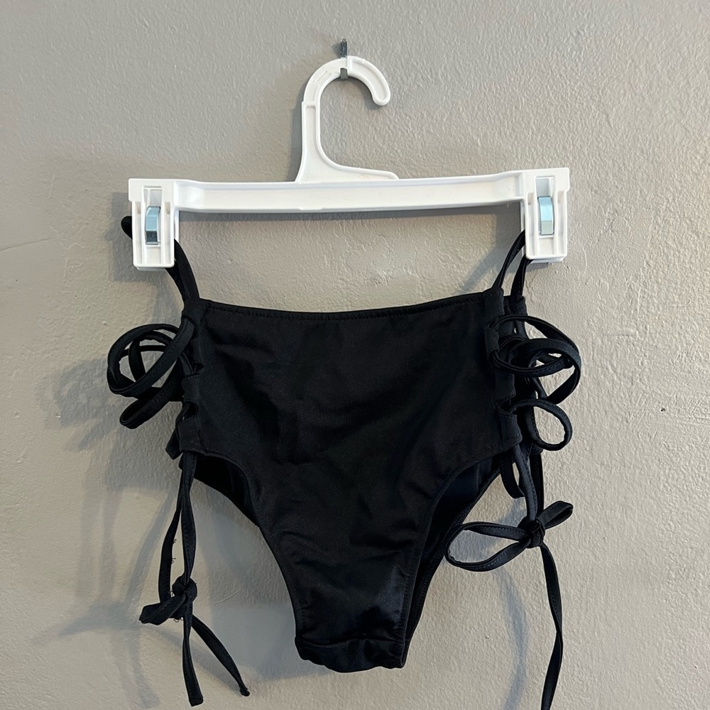 IHeartRaves high waisted bottoms with cross ties on the hips - size medium!